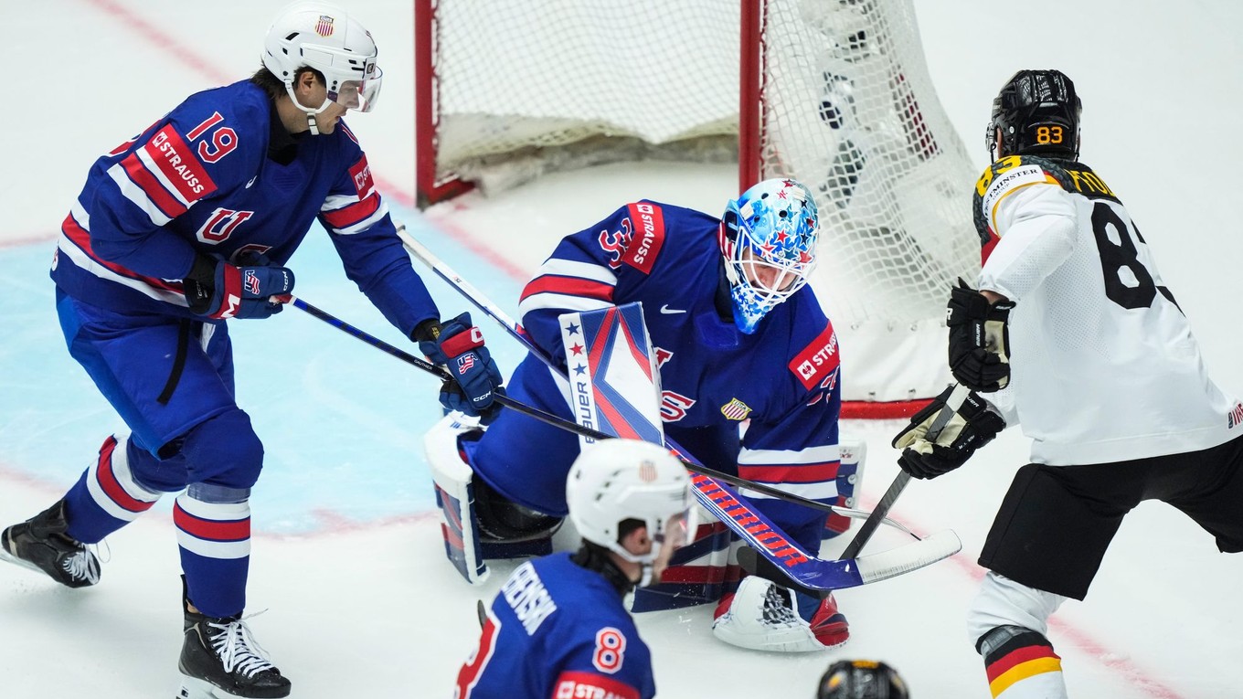 Brankár USA Joey Daccord v zápase s Nemeckom na MS v hokeji 2025.