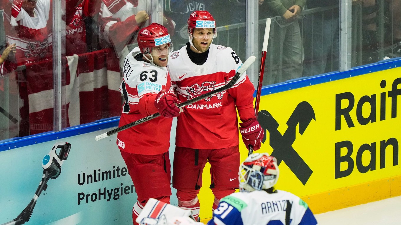 Dán Patrick Russell oslavuje gól do siete Nórska na MS v hokeji 2025.