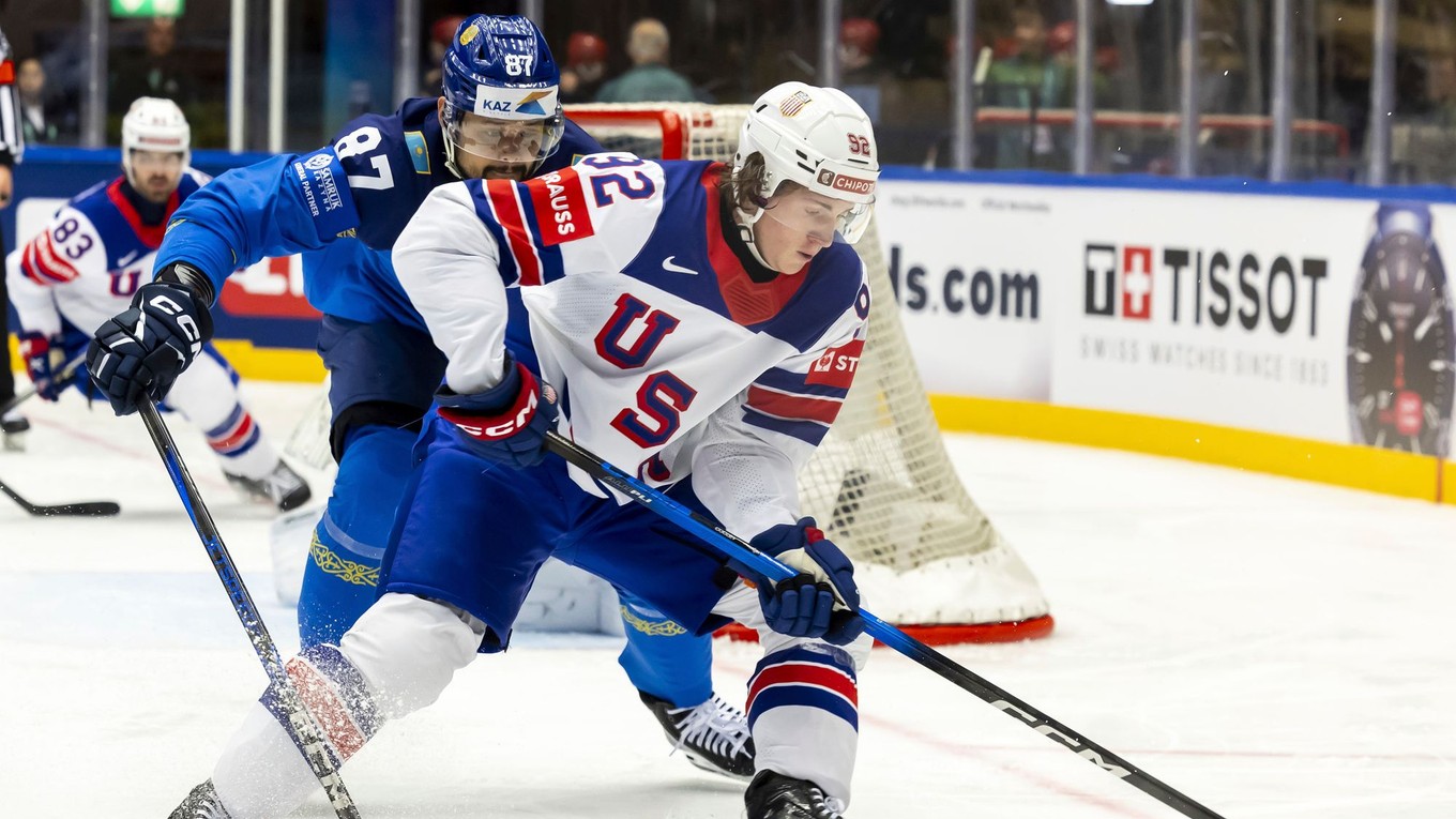 Fotka zo zápasu Kazachstan - USA na MS v hokeji 2025.