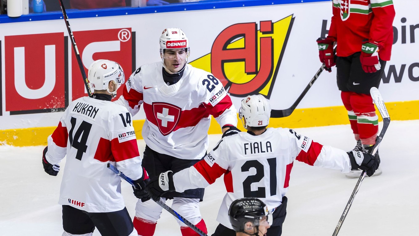 Hokejisti Švajčiarska oslavujú gól do siete Maďarska na MS v hokeji 2025.