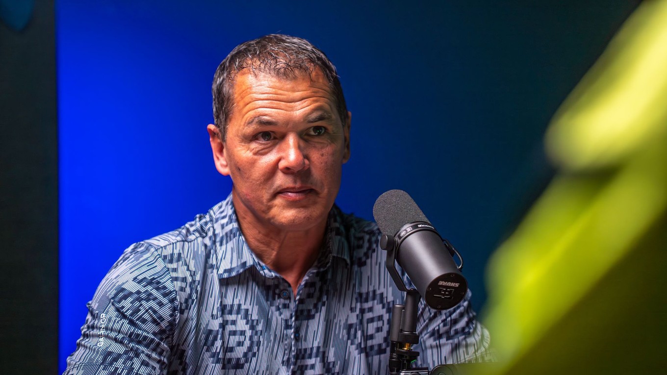 Marián Zeman počas nahrávania podcastu Taký je futbal.