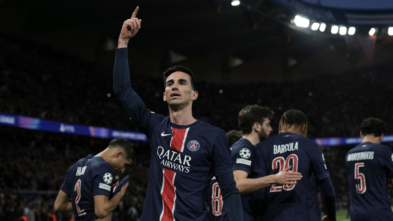 Futbalisti PSG oslavujú gól.