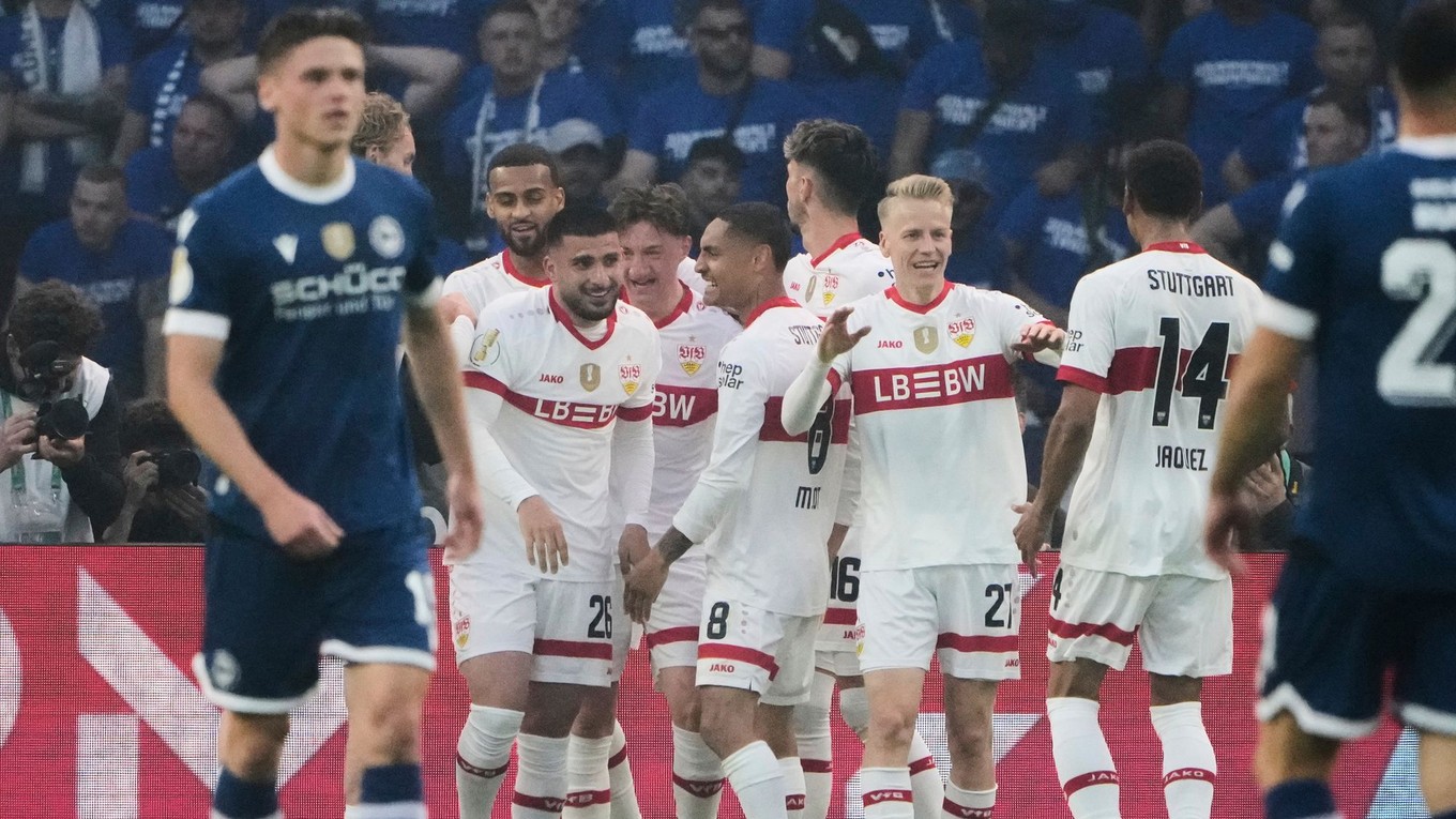 Futbalisti Stuttgartu oslavujú gól proti Bielefeldu vo finále Nemeckého pohára.