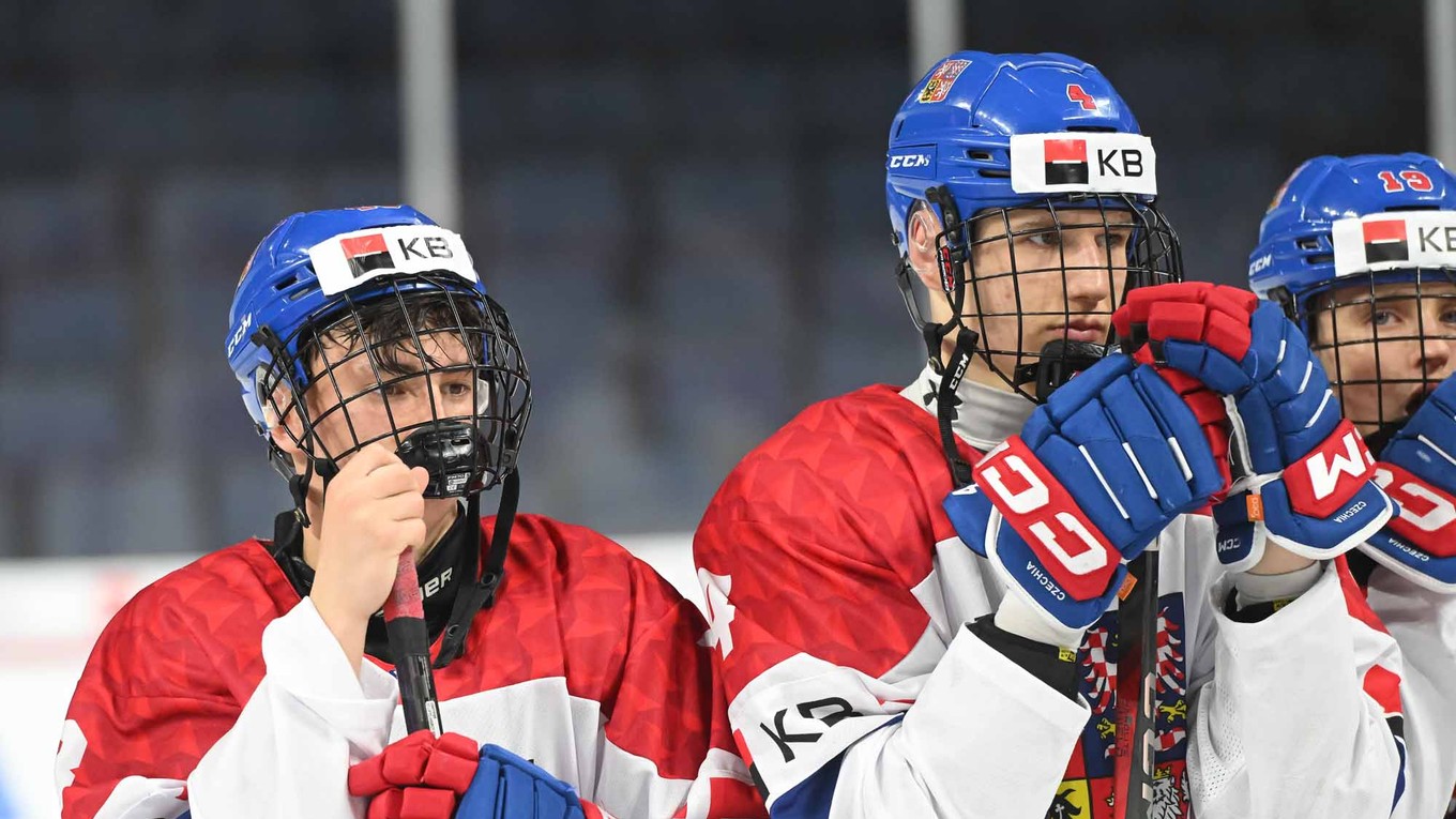 Smutní hokejisti Česka po prehre s Kanadou vo štvrťfinále MS hráčov do 18 rokov 2025.