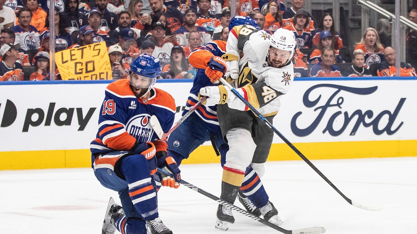 Tomáš Hertl v drese Vegas Golden Knights (v strede).