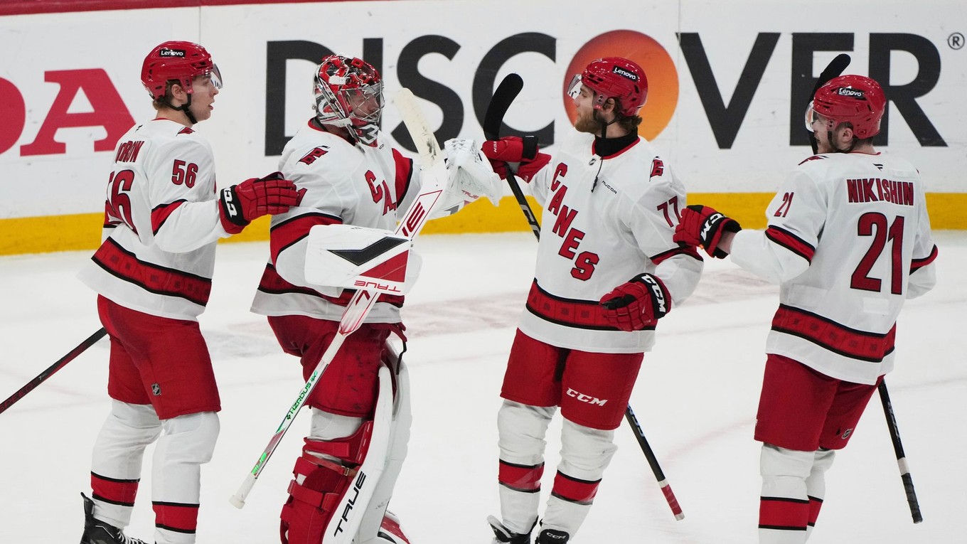 Hokejisti Caroliny Hurricanes oslavujú gól proti Floride.