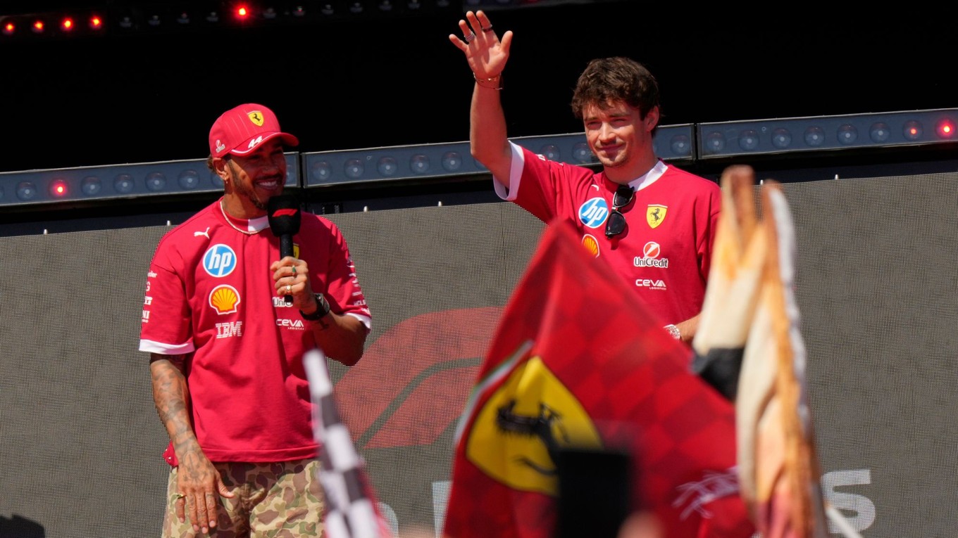 Lewis Hamilton (vľavo) a Charles Leclerc.