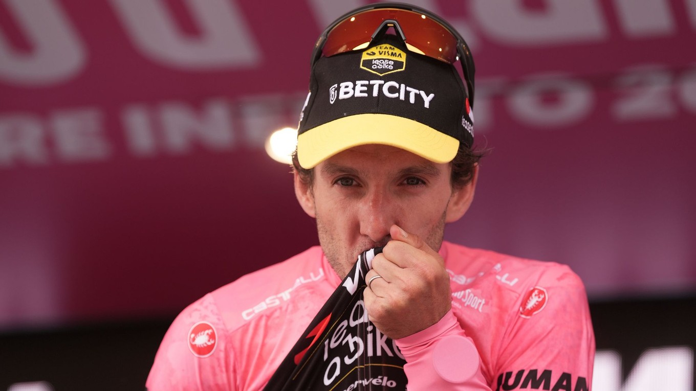 Britský cyklista Simon Yates je víťazom pretekov Giro d'Italia 2025.