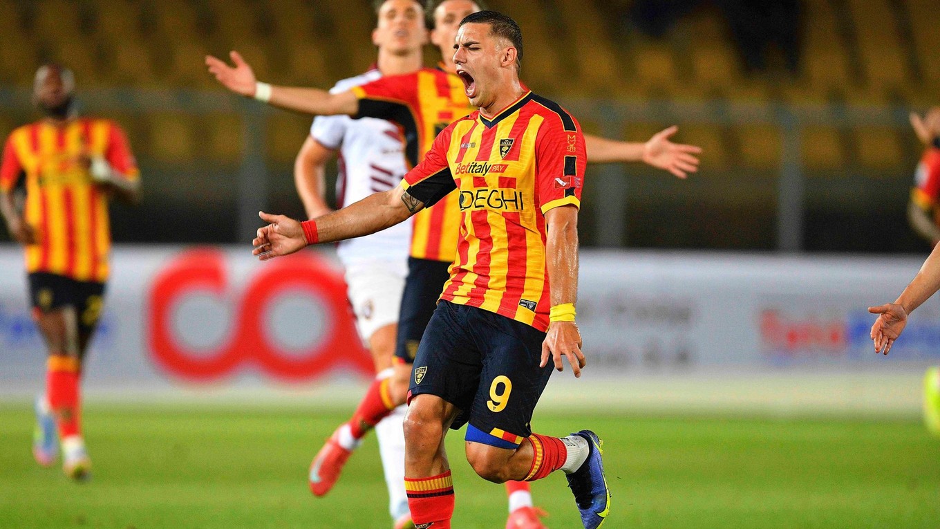 Útočník Nikola Krstovič v drese talianskeho Lecce.