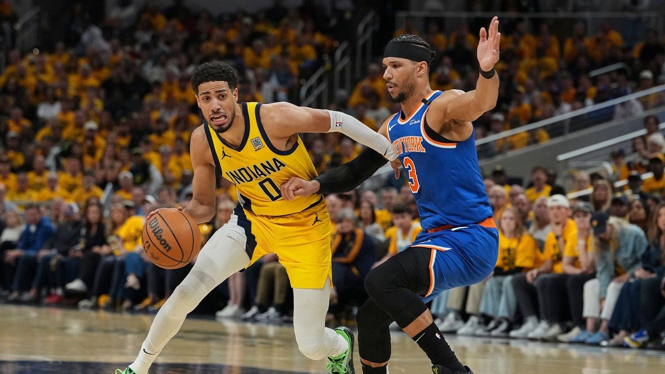 Tyrese Haliburton (vľavo) v zápase proti New Yorku Knicks.