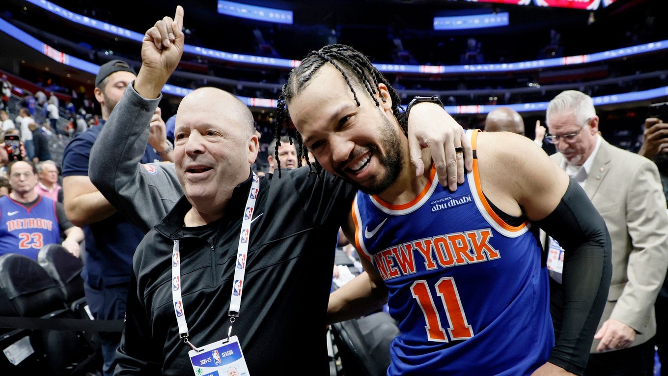 Prezident klubu New York Knicks Leon Rose sa teší z víťazstva s Jalenom Brunsonom.