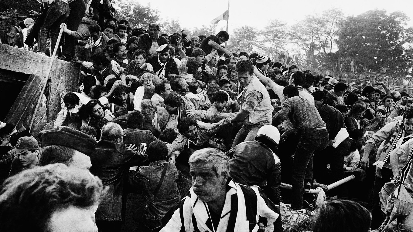 Fanúšikovia v tlačenici na štadióne Heysel v Bruseli v roku 1985.
