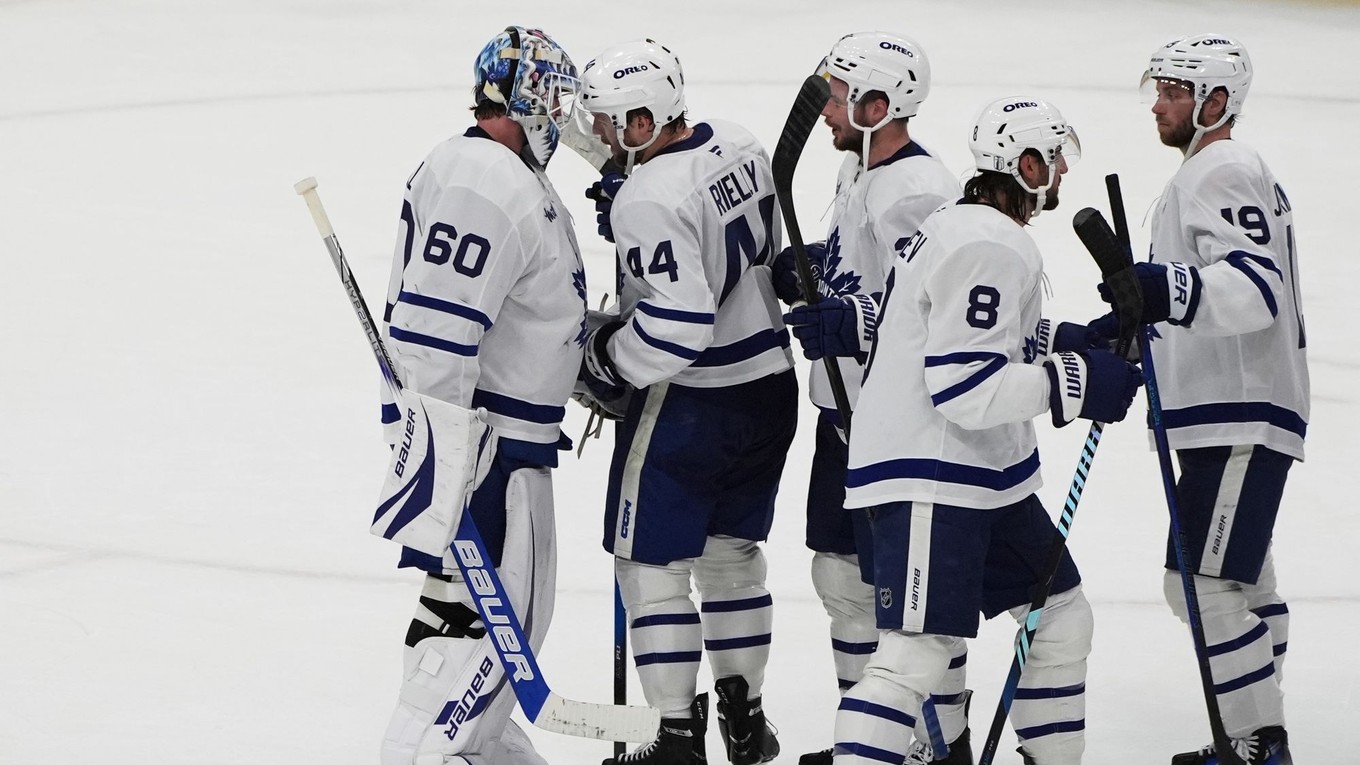 Radosť hráčov Toronto Maple Leafs. 