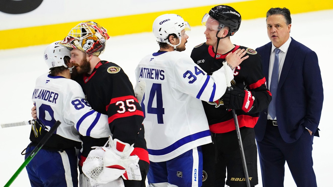 Hokejisti Ottawy a Toronto si podávajú ruky po skončení série 1. kola play-off NHL. 