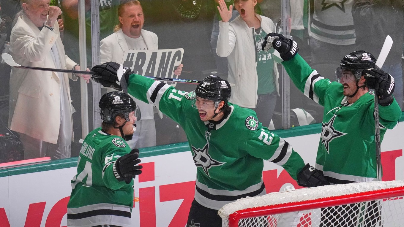 Mikael Granlund, Jason Robertson a Jason Marchment oslavujú gól