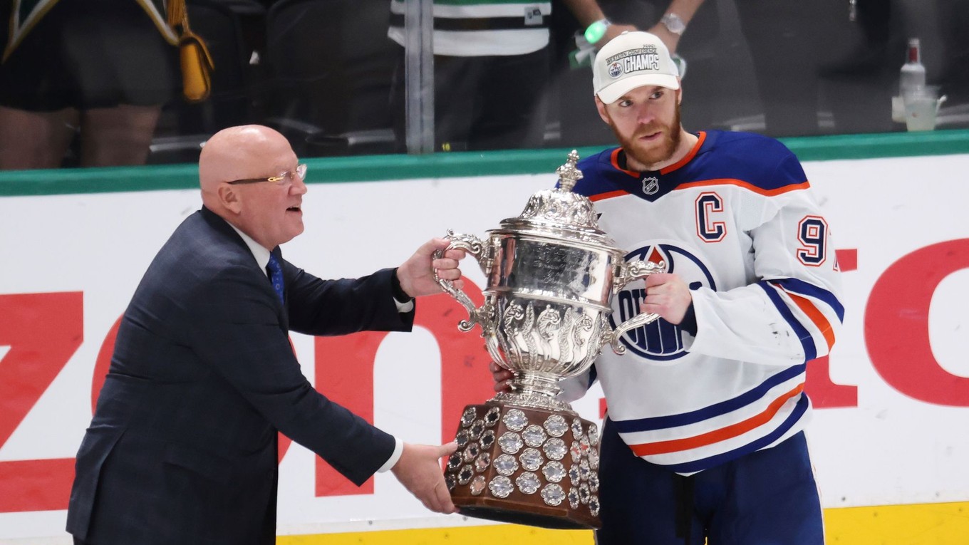 Kapitán Edmontonu Connor McDavid (97) pózuje s pohárom Clarence S. Campbell Bowl, ktorý sa udeľuje víťazovi Západnej konferencie NHL.