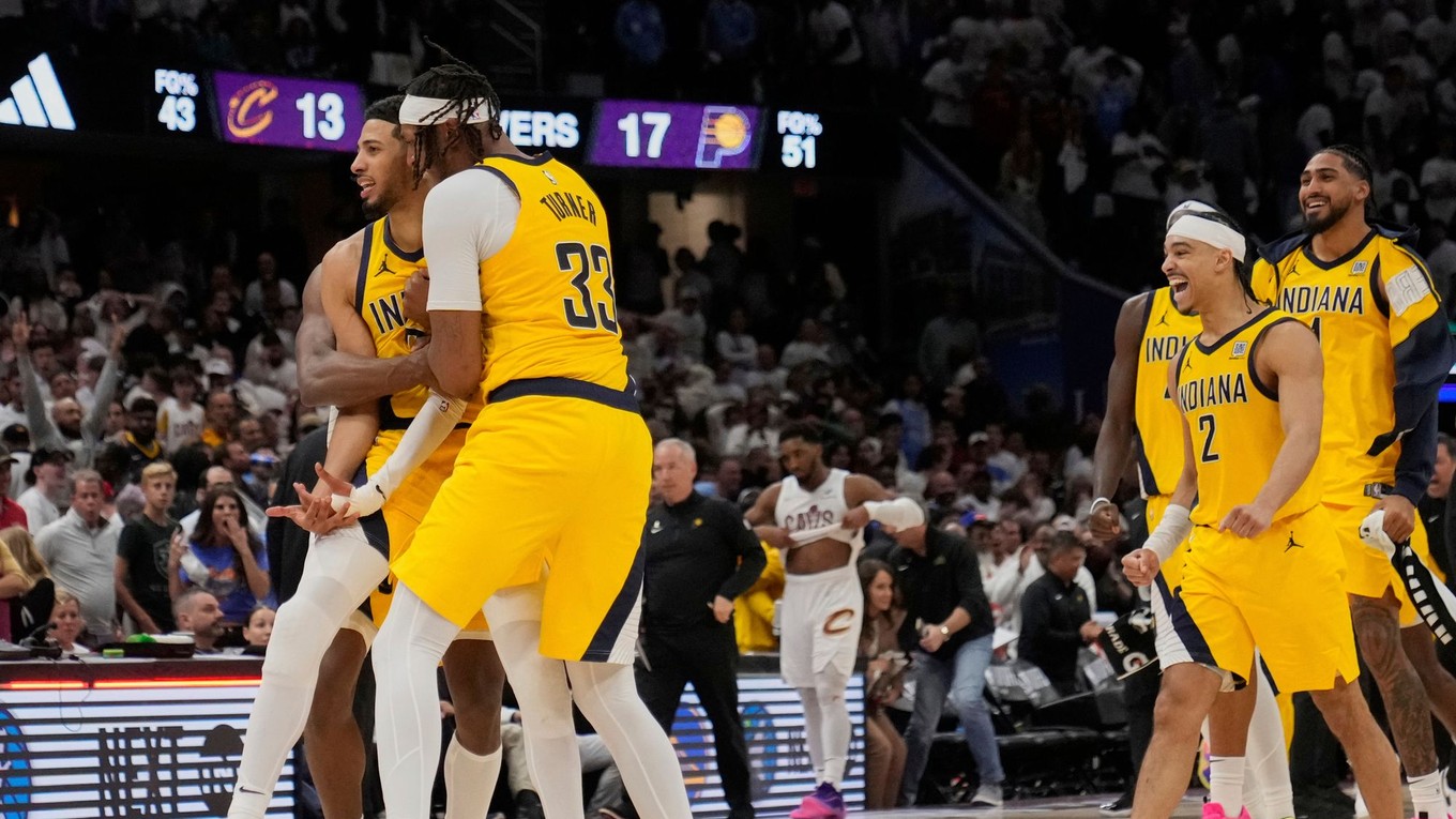 Basketbalisti Indiany Pacers  zľava Tyrese Haliburton, Myles Turner, Andrew Nembhard a Obi Toppin sa tešia z výhry.