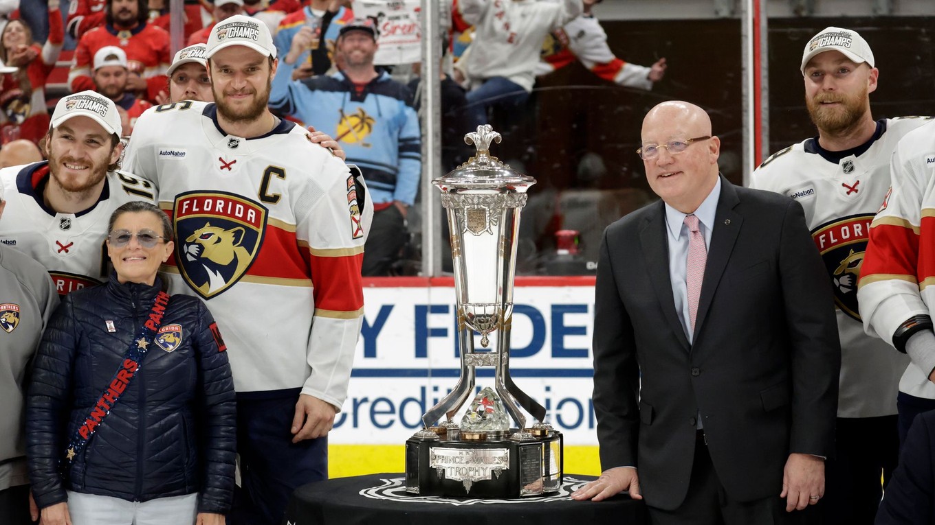 Kapitán Floridy Panthers Aleksander Barkov (16) a zástupca komisára NHL Bill Daly pózujú s trofejou pre víťazov Východnej konferencie NHL.