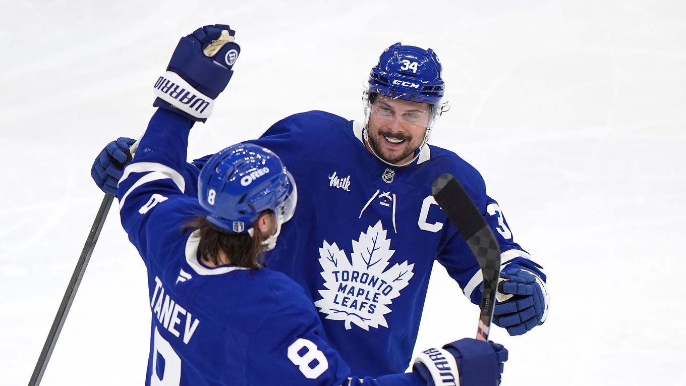 Hokejisti Toronta oslavujú gól proti Floride.