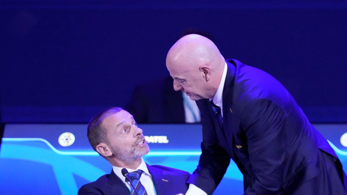 Prezident FIFA Gianni Infantino (napravo) v rozhovore s prezidentom UEFA Aleksandrom Čeferinom.