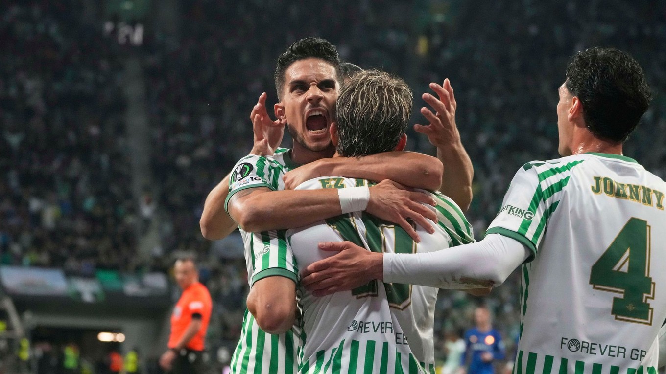 Johnny Cardoso (vpravo) oslavuje gól so spoluhráčmi ešte v drese Realu Betis.