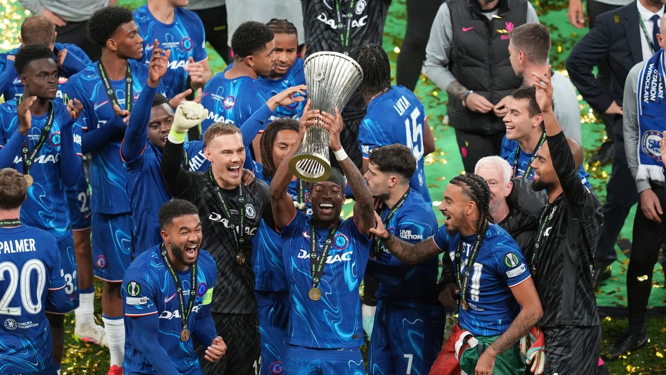Futbalisti Chelsea oslavujú víťazstvo v Konferenčnej lige.