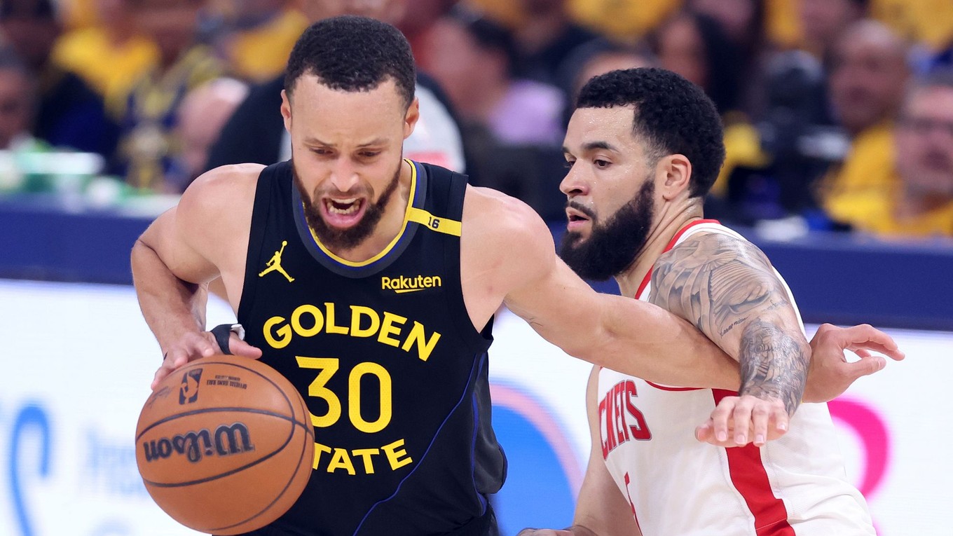 Stephen Curry (vľavo) a Fred VanVleet v zápase 1. kola play-off NBA Golden State Warriors - Houston Rocket.