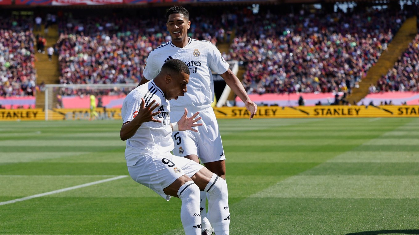 Kylian Mbappé a Jude Bellingham oslavujú gól.