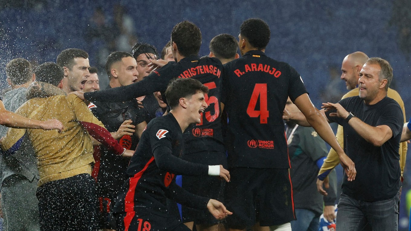 Futbalisti FC Barcelona oslavujú titul po víťazstve nad Espanyolom.