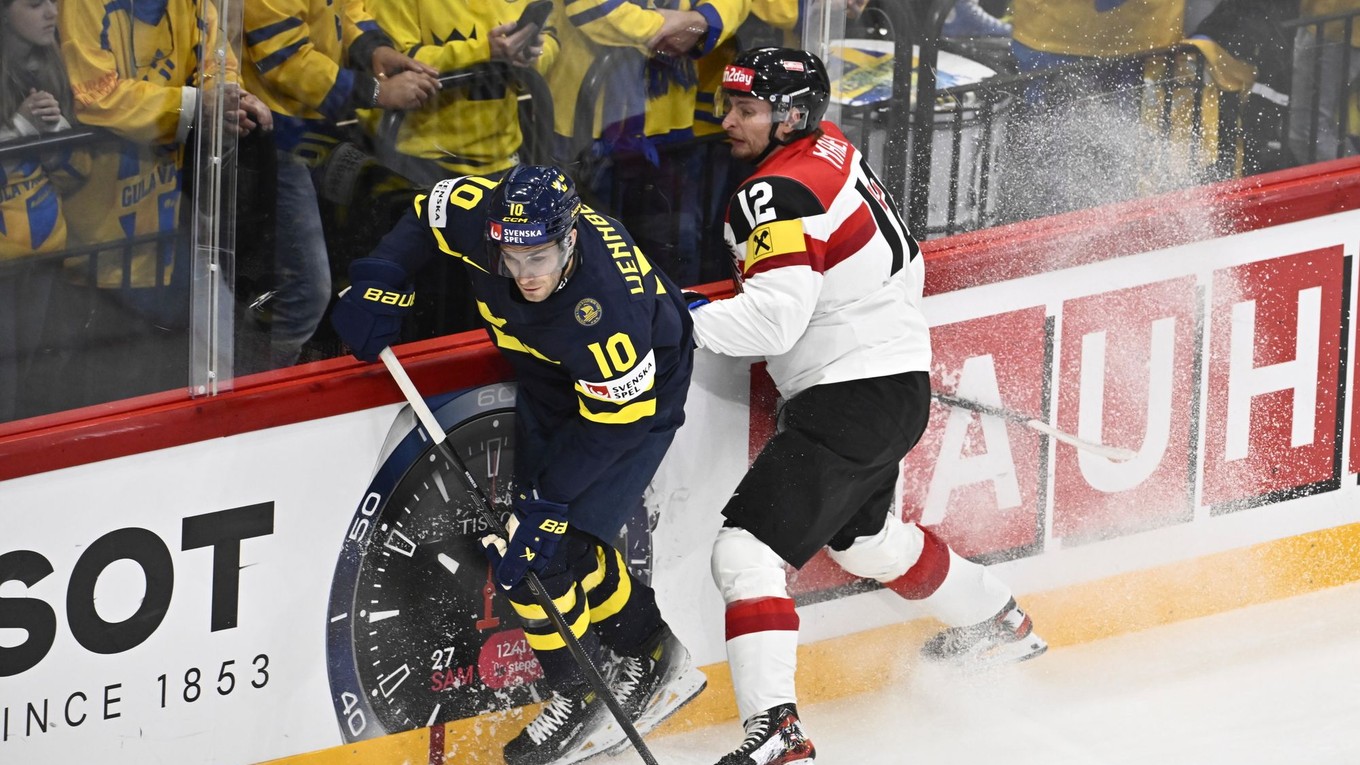Alexander Wennberg (vľavo) a David Maier v zápase Švédsko - Rakúsko v skupine A na MS v hokeji 2025.