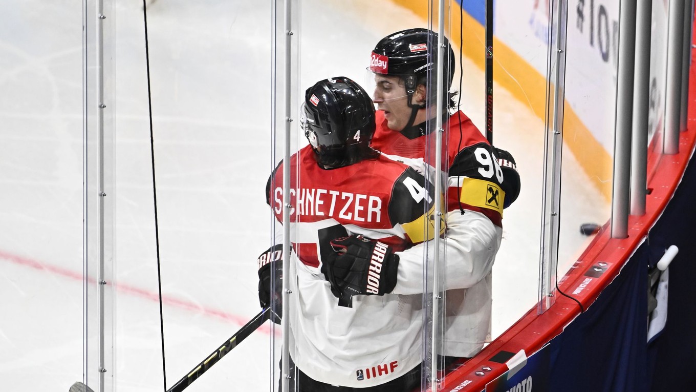 Marco Kasper (vpravo) a Ramon Schnetzer v zápase Švédsko - Rakúsko v skupine A na MS v hokeji 2025.