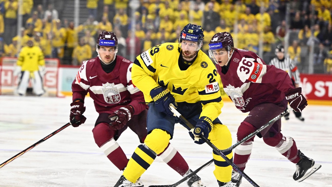Fotka zo zápasu Švédsko - Lotyšsko na MS v hokeji 2025.