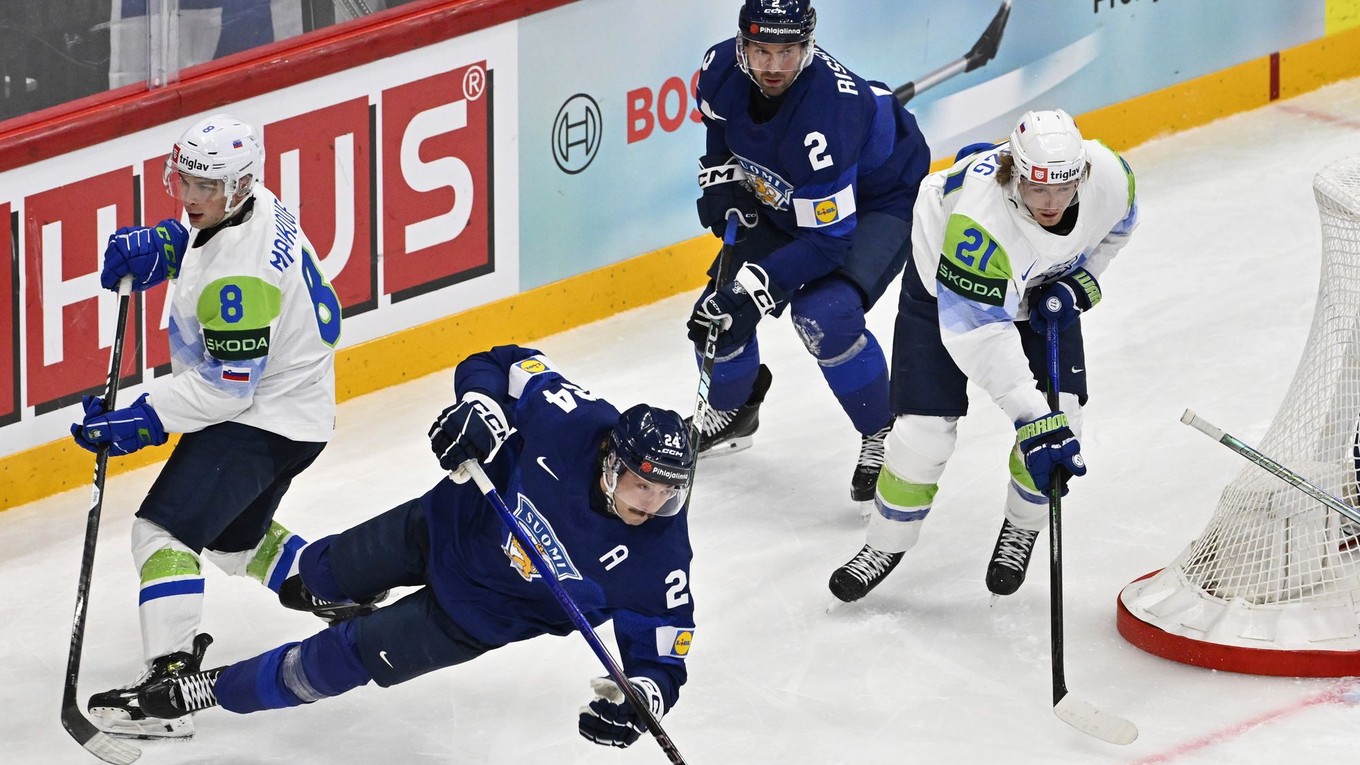Hannes Björninen (druhý zľava) počas pádu v zápase Fínsko - Slovinsko v skupine A na MS v hokeji 2025.