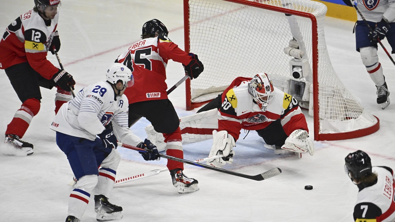 Louis Boudon a brankár David Kickert v zápase Rakúsko - Francúzsko v skupine A na MS v hokeji 2025.