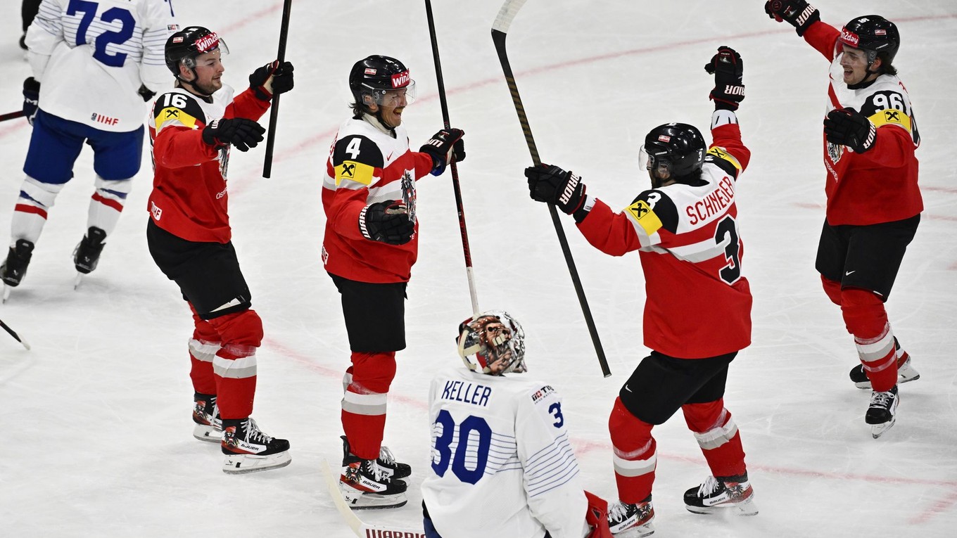 Ramon Schnetzer, Peter Schneider a Marco Kasper sa tešia po strelenom góle v zápase Rakúsko - Francúzsko v skupine A na MS v hokeji 2025. 