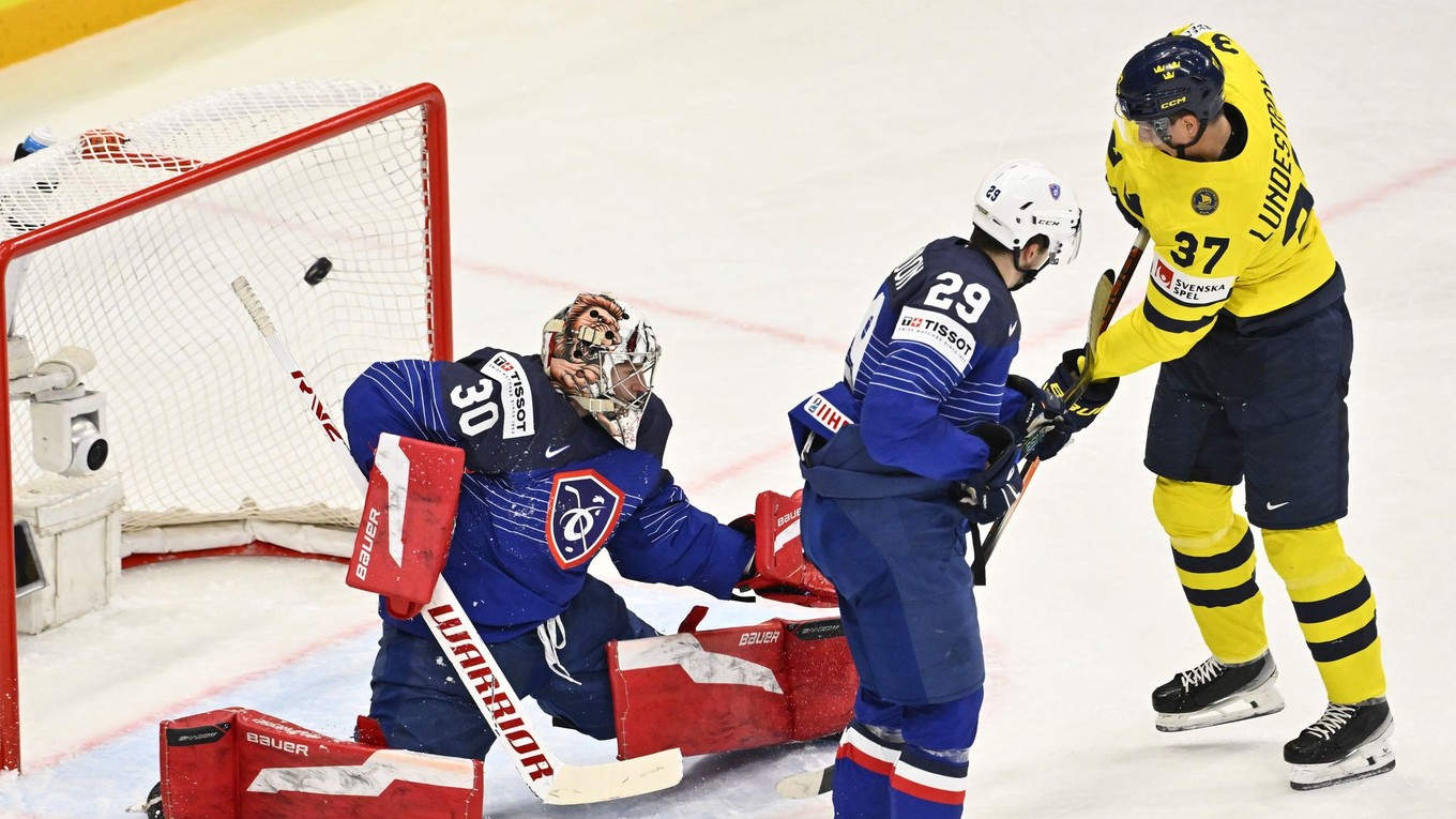 Fotka zo zápasu Francúzsko - Švédsko na MS v hokeji 2025.