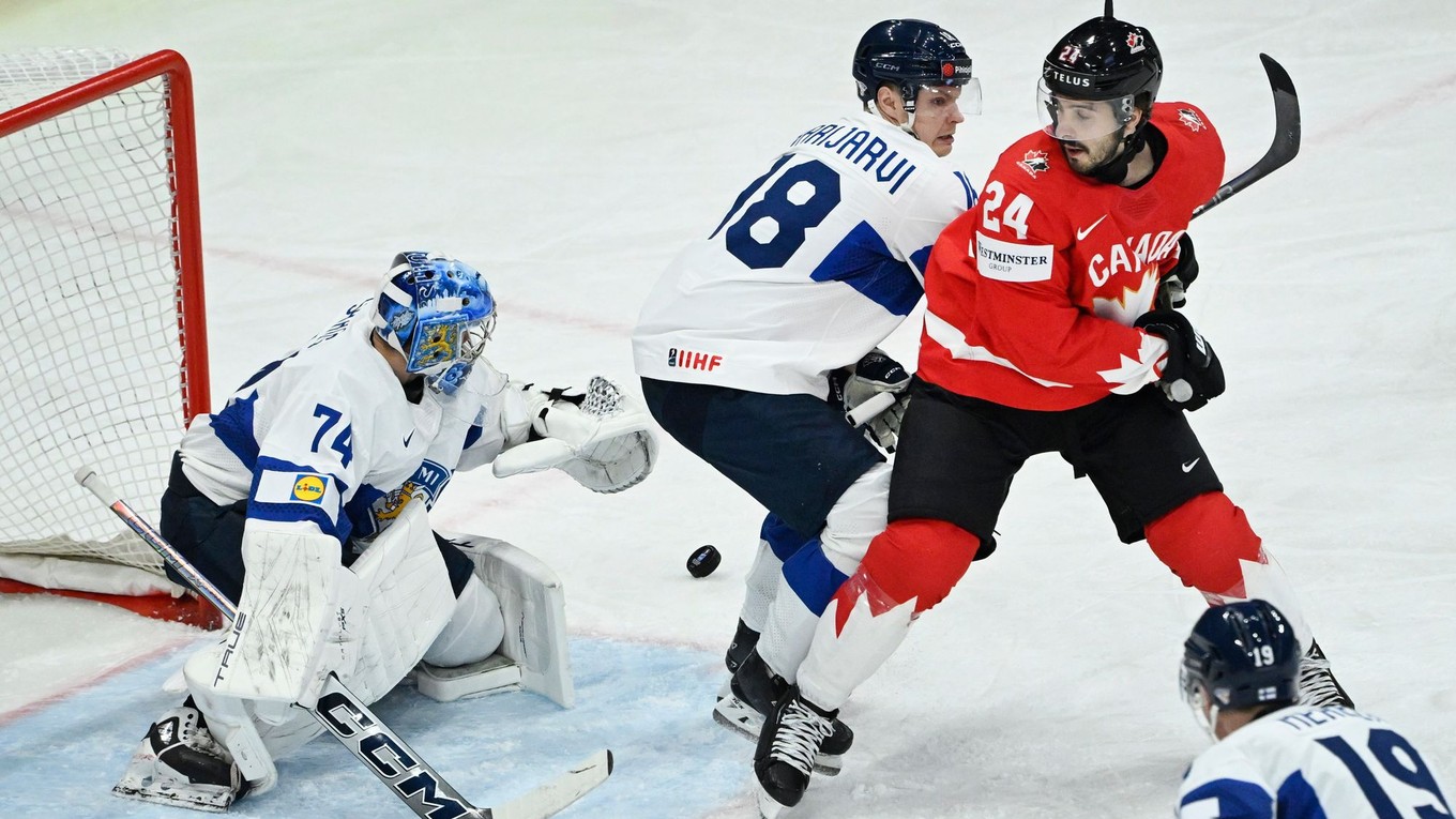 Phillip Danault, Vili Saarijarvi a Juuse Saros počas zápasu Kanada - Fínsko v skupine A na MS v hokeji 2025. 