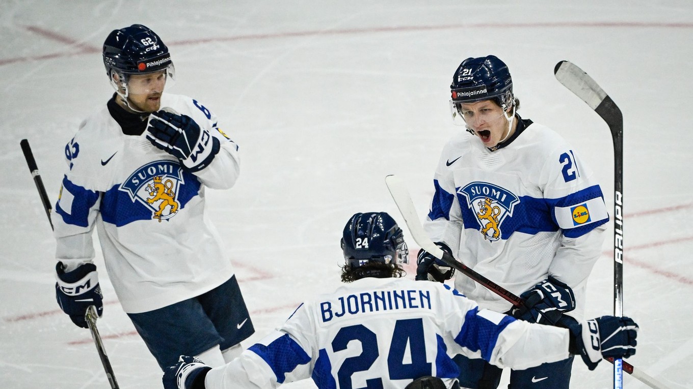 Patrik Puistola oslavuje gól na MS v hokeji 2025. 
