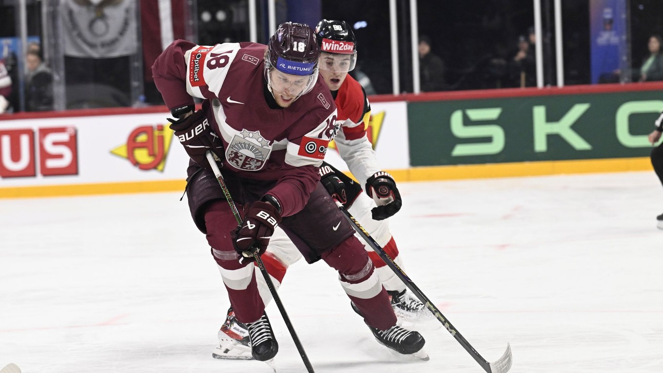 Rodrigo Abols (pri puku) a Marco Kasper v zápase Lotyšsko - Rakúsko na MS v hokeji 2025.