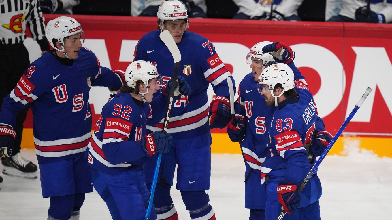 Hokejisti USA oslavujú gól do siete Fínska vo štvrťfinále MS v hokeji 2025.
