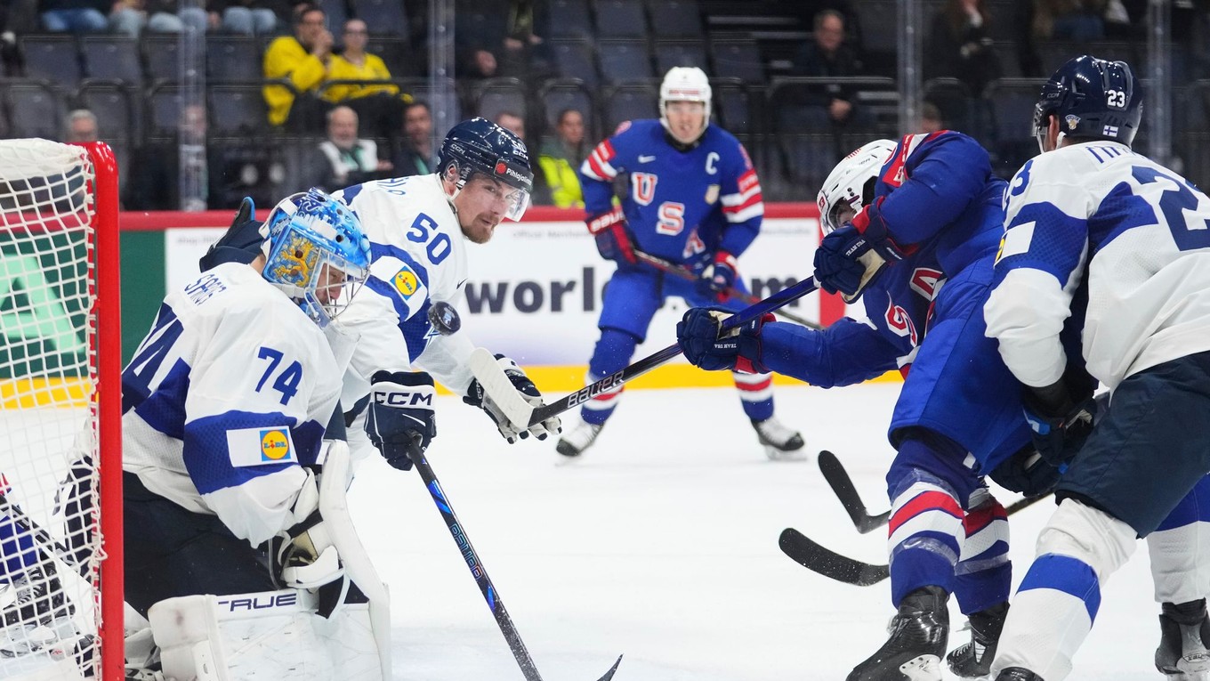 Americký hokejista Conor Garland (druhý sprava) strieľa svoj druhý gól vo štvrťfinálovom zápase USA - Fínsko.