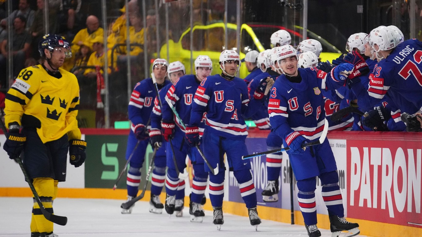 Hokejisti USA oslavujú gól proti Švédsku v semifinále MS v hokeji 2025.