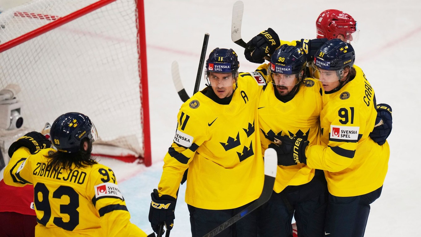 Hokejisti Švédska oslavujú gól v zápase o bronz Švédsko - Dánsko na MS v hokeji 2025. 