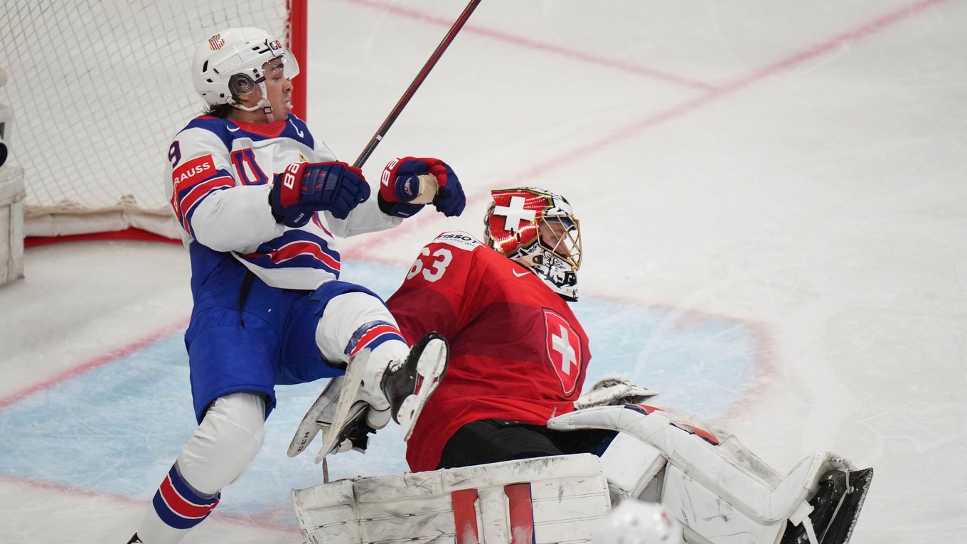 Fotka zo zápasu Švajčiarsko - USA vo finále MS v hokeji 2025.