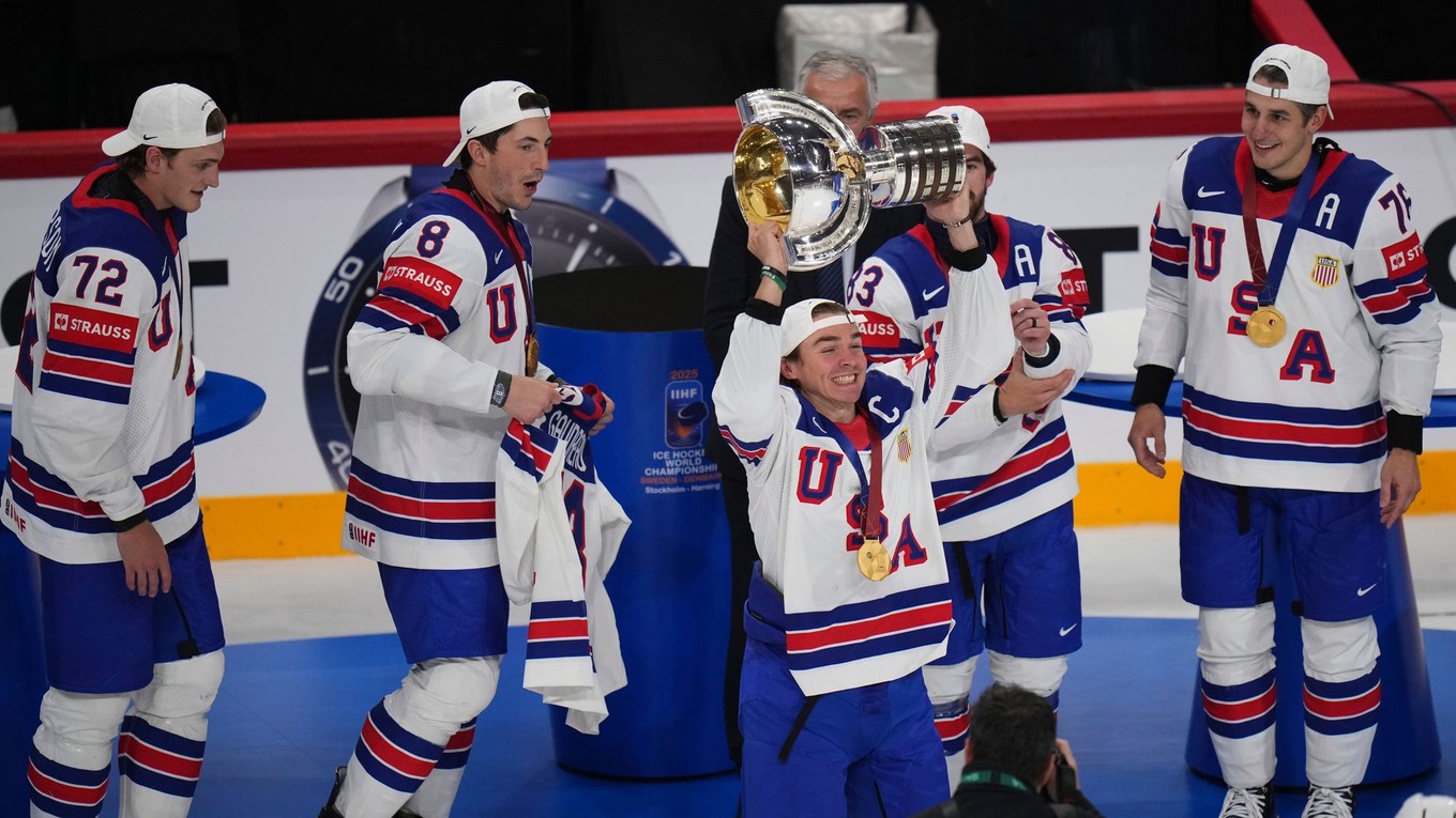 Kapitán amerického tímu Clayton Keller dvíha nad hlavu trofej pre MS v hokeji 2025.