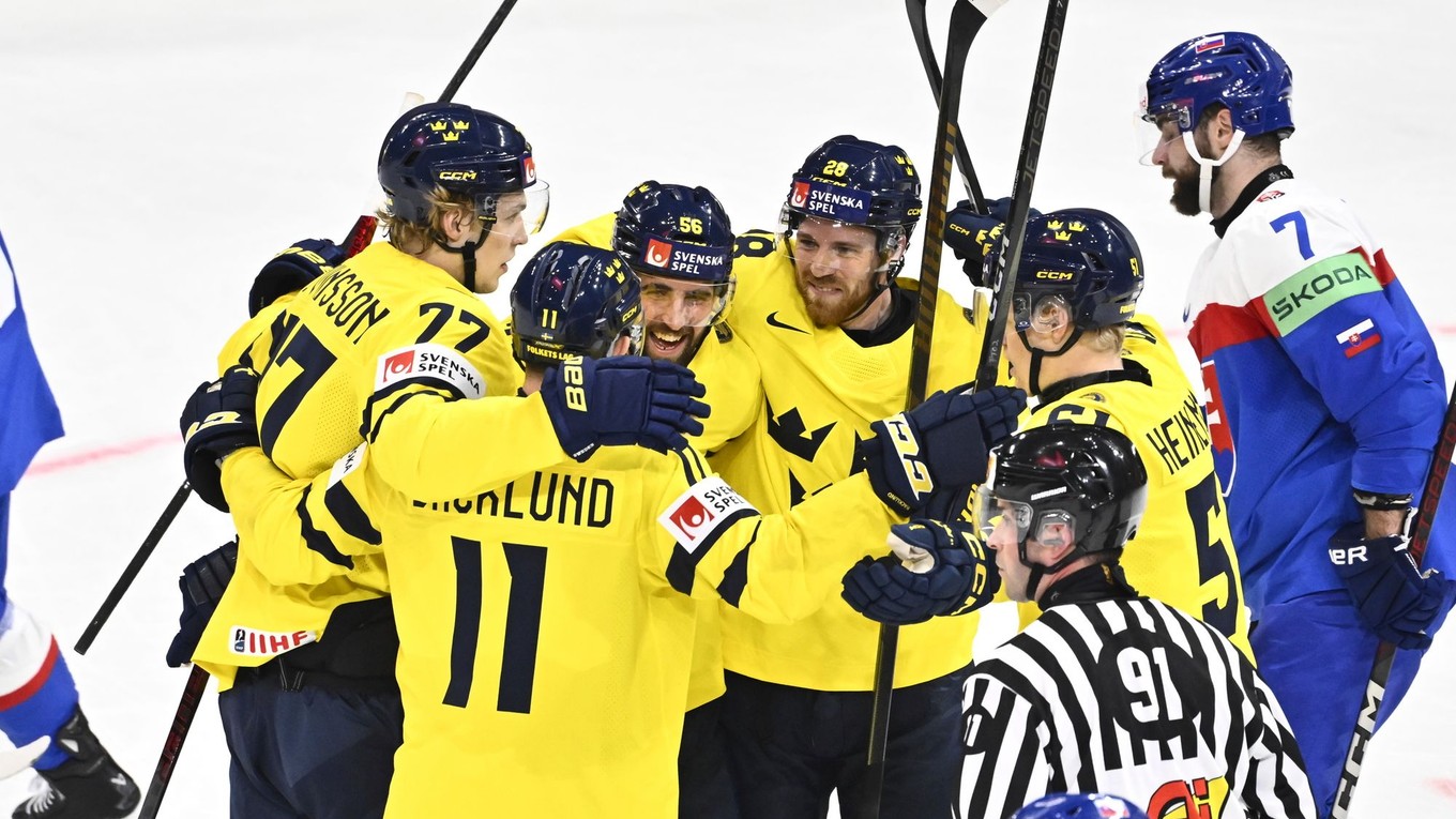 Radosť hráčov Švédska v zápase Slovensko - Švédsko na MS v hokeji 2025. 