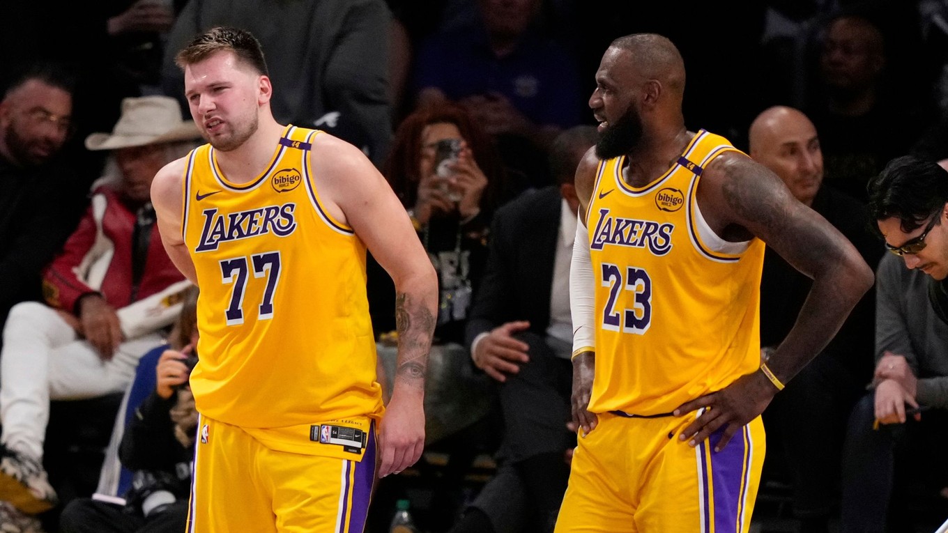 Basketbalisti Los Angeles Lakers - Luka Dončič (vľavo) a LeBron James.