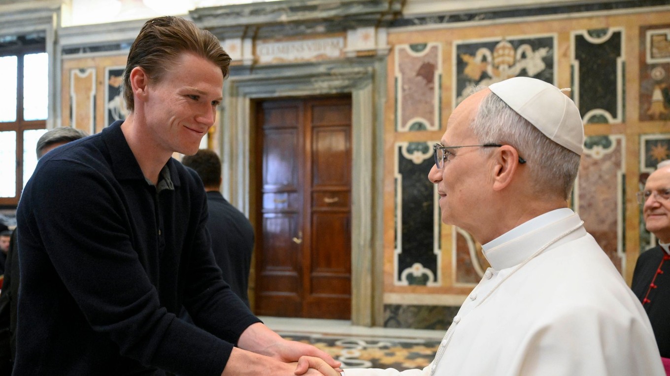 Hráč SSC Neapol Scott McTominay a pápež Lev XIV.