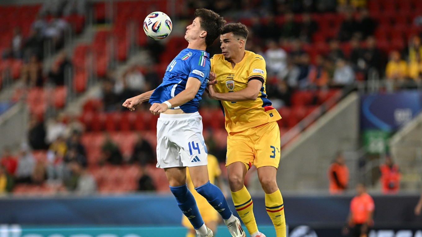 Giovanni Fabbian (Taliansko) a vpravo Cristian Ignat (Rumunsko) v zápase Taliansko - Rumunsko v skupine A na EURO U21 2025 (ME vo futbale do 21 rokov).