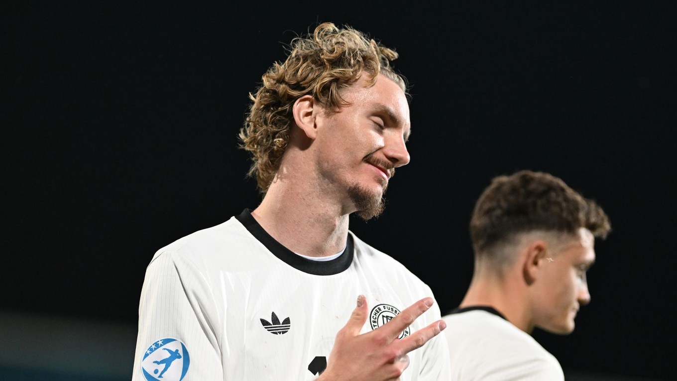 Nick Woltemade (vľavo) sa teší po premenenej penalte v zápase Nemecko - Slovinsko v skupine B na EURO U21 2025.